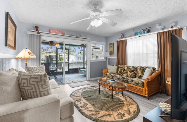 ENCHANTING Riverfront Cottage. FREE KAYAKS & MORE!