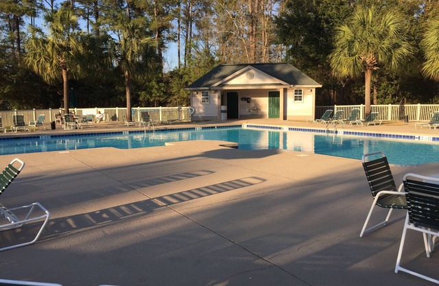 End Unit! 5 min to Beach. Steps from Pool/Jacuzzi and Golf Close to Dining. WiFi