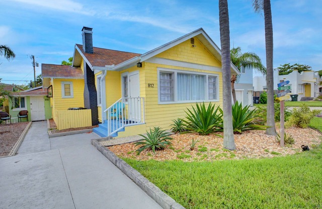 "Endless Summer 2bd/2ba with beautiful outdoors"