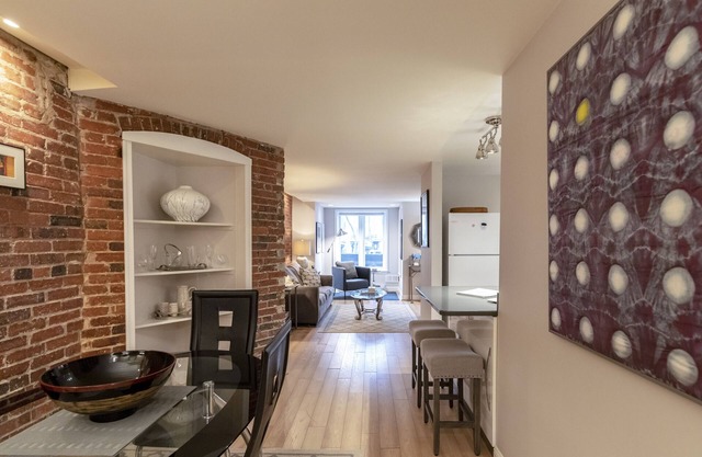 Enjoy a classic Capitol Hill experience just 5 blocks from the seat of power.