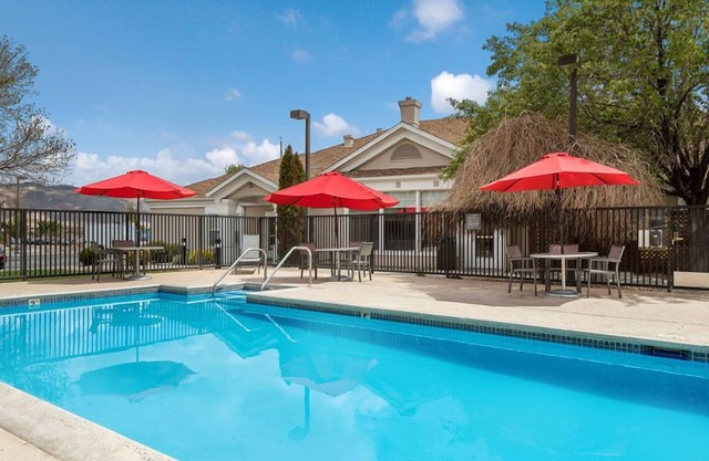 Enjoy a Hassle-Free and Suiting Stay! 2 Modern Units, Full Kitchen, Pets Allowed