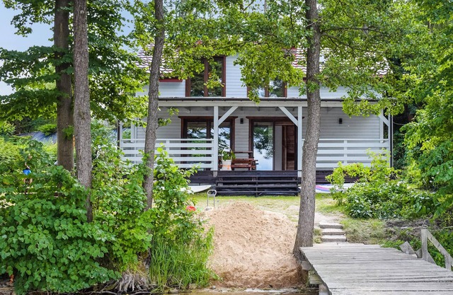 Enjoy a wonderful vacation in this vacation home in 1st row on the lake.
