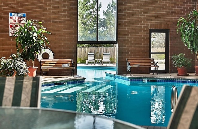 Enjoy Panoramic Wenatchee Valley Views! Convenient Room, Pool, Free Parking!