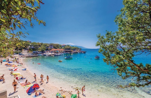 Enjoy peace and relaxation in this traditional and pleasant holiday home with a wonderful view.