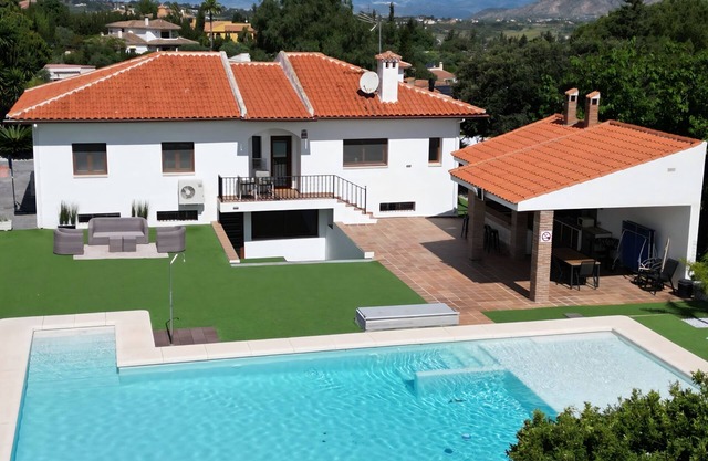 Enjoy the elegance of Villa Azahar tucked away in the hills near Malaga