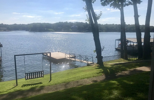 Enjoy this 2BR/2BA condo on Lake Hamilton’s main channel. Minutes from downtown!