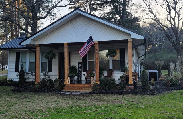 Enjoy this charming country getaway perfect for weekends with friends or family!