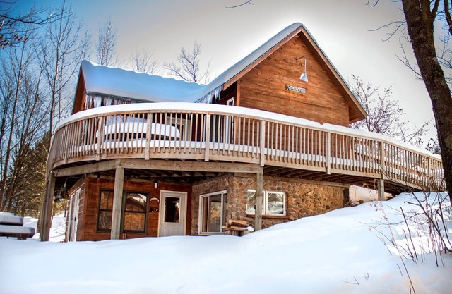Enjoy views of the river with comfortable space for the whole family!