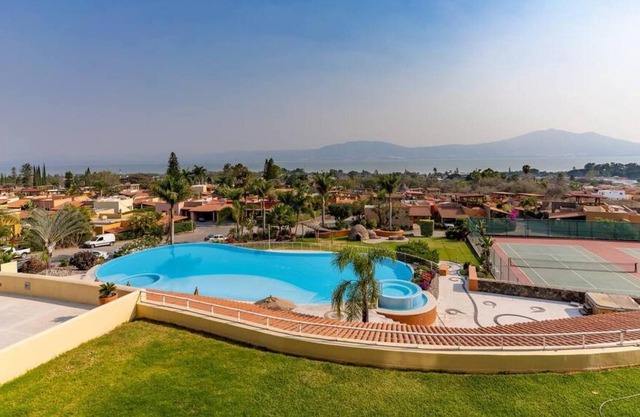 Enjoy Your Stay at a Luxury 3 Bedroom Condo With Stunning Lake Views