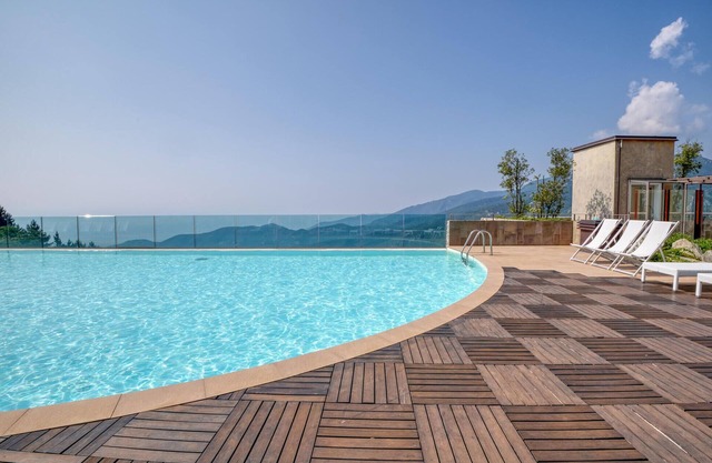 Enjoy your vacation in this beautiful cottage with access to pool and sauna.