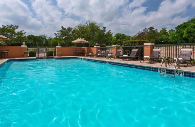 Enjoyable Stay in Austin! Comes w/FREE Parking, Swimming Pool, Pets Allowed!