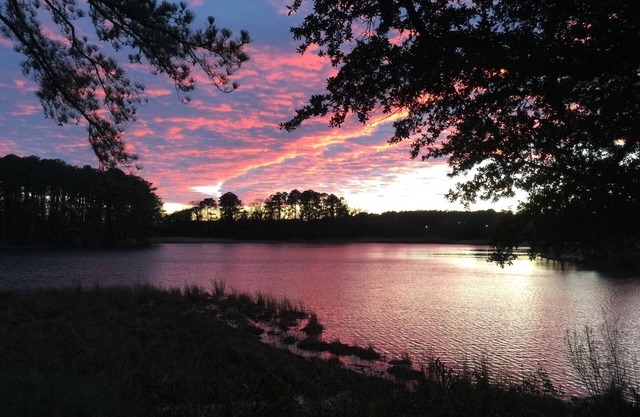 Enjoys Sunsets on the Creek from our Vintage Cottage tucked away near BAY & Base