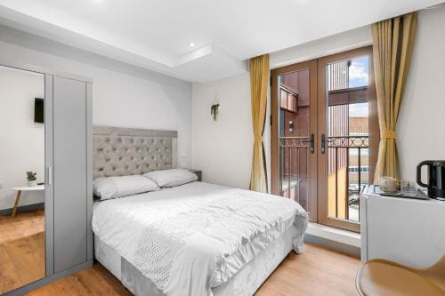 Ensuite Double Godino Hotel by Ilford Station