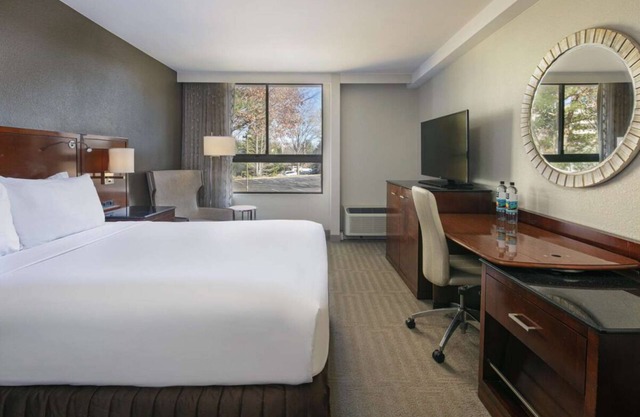 Ensuring a Very Comfortable & Memorable Stay! Pets Are Welcome, Parking, Pools!
