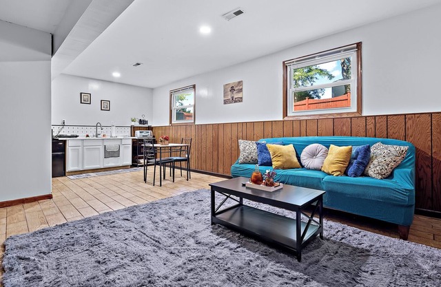 Entire 1 bed 1 bath apt /Nurses/Contractors/Laundry/FREE Wifi/Parking