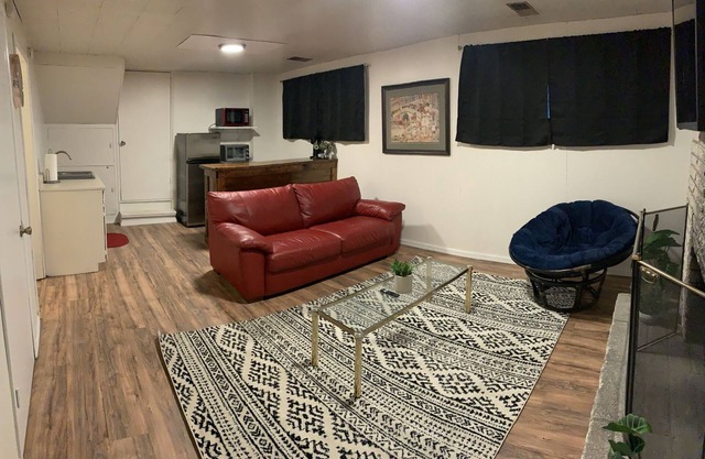🔆 Entire 1 bedroom Suite w/large yard, 🐶 welcome