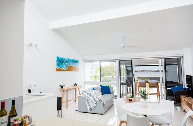 Entire 2 Bed Townhouse walking distance to the famous Sandstone Point Hotel.