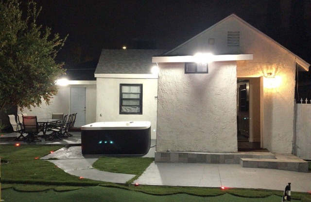 Entire 3 Bedroom Home with Golf Putting & hot spa