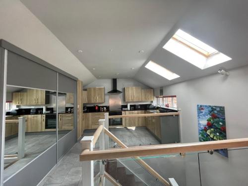 Entire cottage close to Coventry City Centre with 4 en suite bedrooms and gated parking