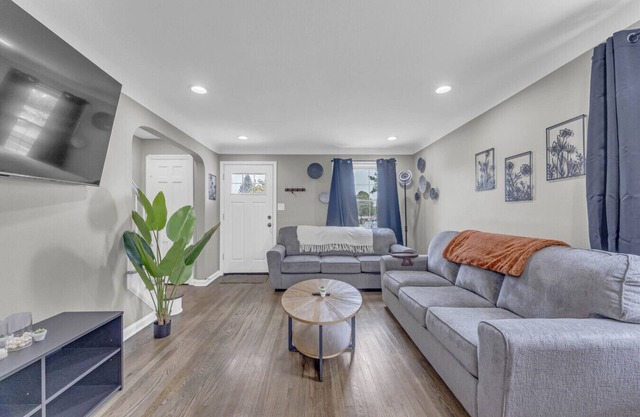 Entire Duplex|Great For Large Group|Spacious and Updated Design