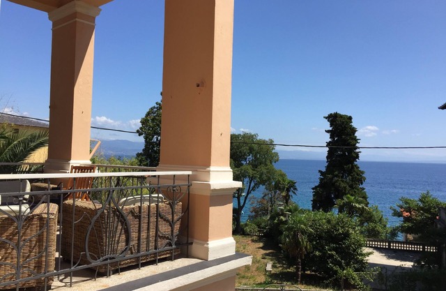 Entire floor (120 sqm) in an old Villa