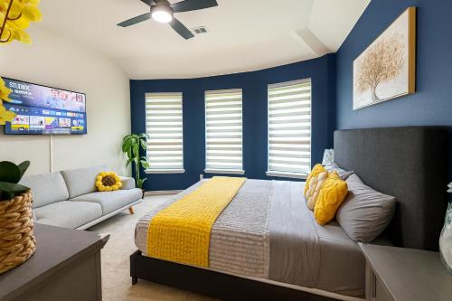 Entire Home 3BR Hidden Gem Getaway with Level 2 EV Charger, Central Location