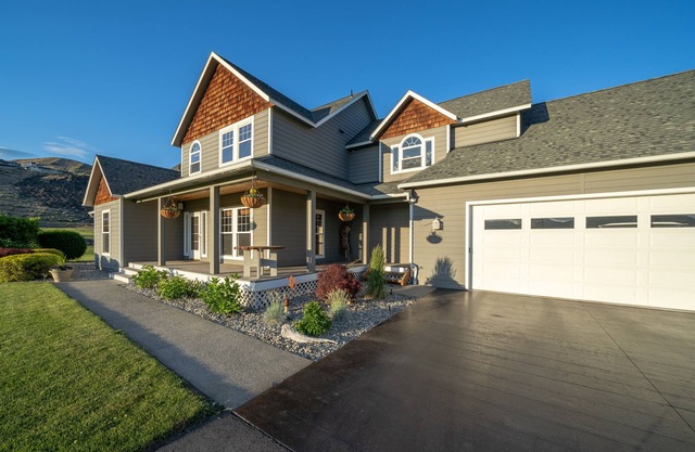 Entire Home on 1.5 acres. Sleeps 2-12 with 2 Master Suites - 2 miles to Chelan