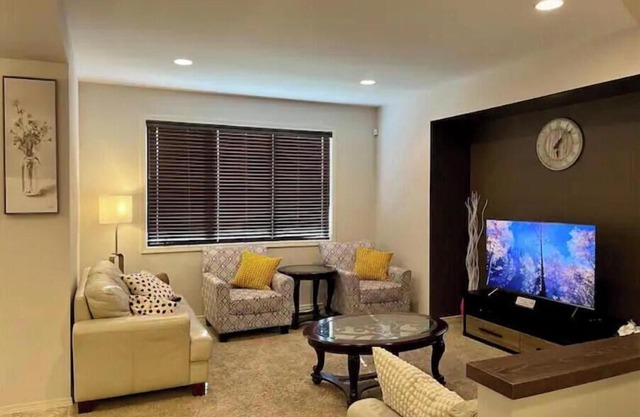 Entire home - Roomy 4 bedroom House