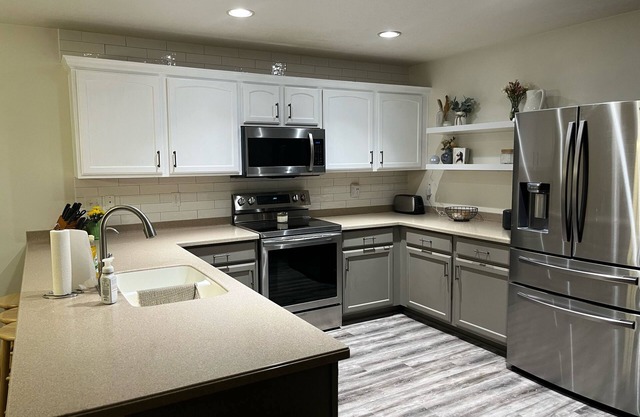Entire home - trampoline, fire pit, play area, near freeway!