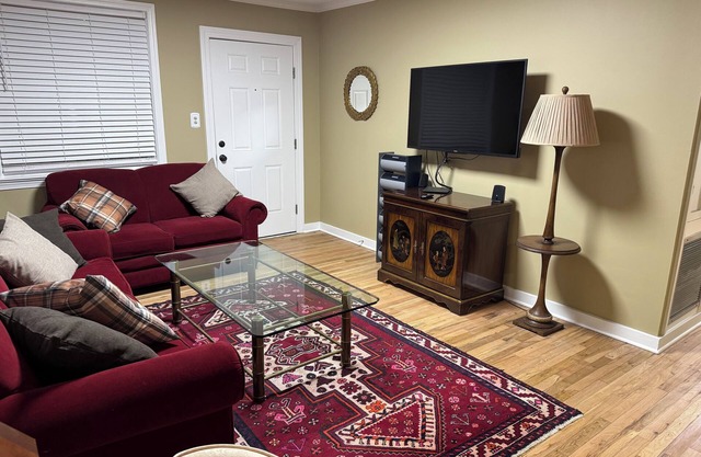 Entire House - Antique Mall Cottage