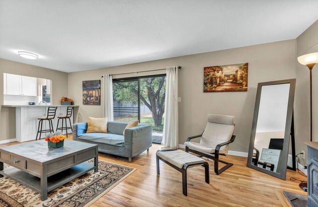 Entire House - Charming 3-Bedroom House - Quite Neighborhood