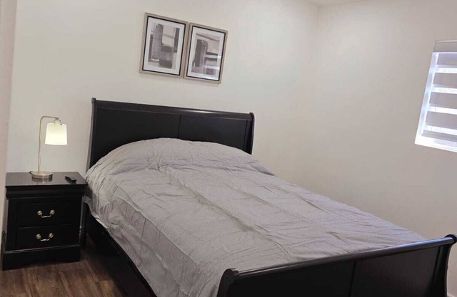 Entire house in central Yuma Az 4 bedroom with AC, WiFi. Enjoy relaxation