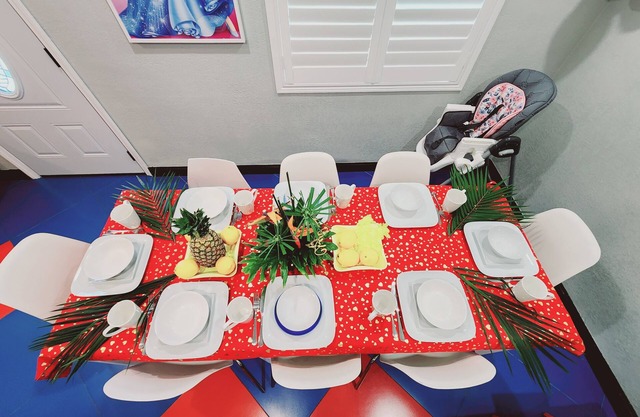 Entire House Near Disneyland. 2 Kitchens -5 bedrooms- 3 bathrooms- sleeps 14