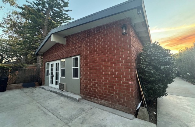 Entire house with WiFi, AC in enchanting Santa Monica free parking