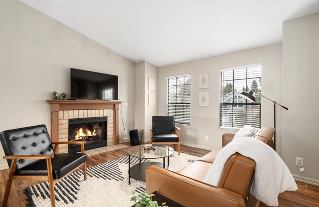 Entire Kent/Renton Home with Two Master Suites