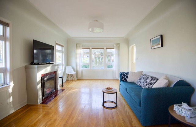 Entire Main House Near Skytrain