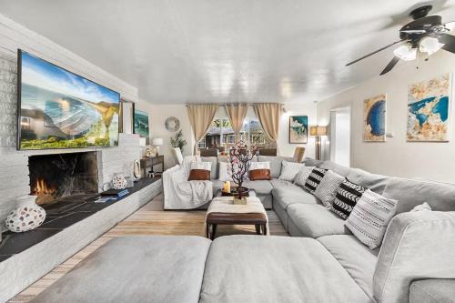 Entire Private 4-BR Home, Spacious, Lux King Bed, Ranch Style, Prime Area, Available Now