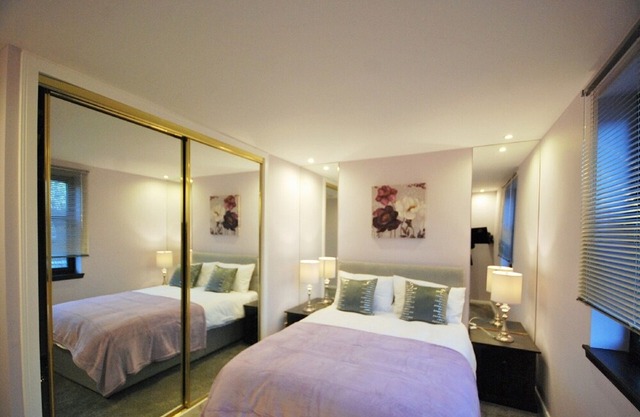 EPI - 3 BED EN-SUITE CRAIGIEBURN PARK (BALCONY)
