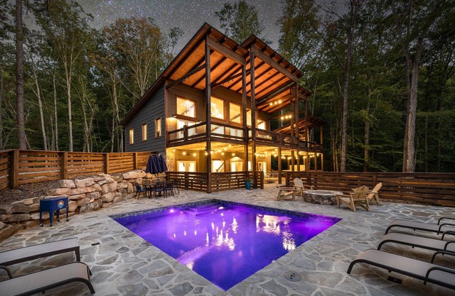 EPIC Heated pool, Outdoor Fireplace, Pool & Hot Tub! Arcade, and close to town!