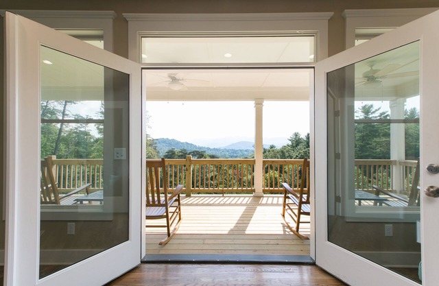 Epic Long Range Mountain Views! Close to Asheville, & Fire Pit! 4BR/3BA