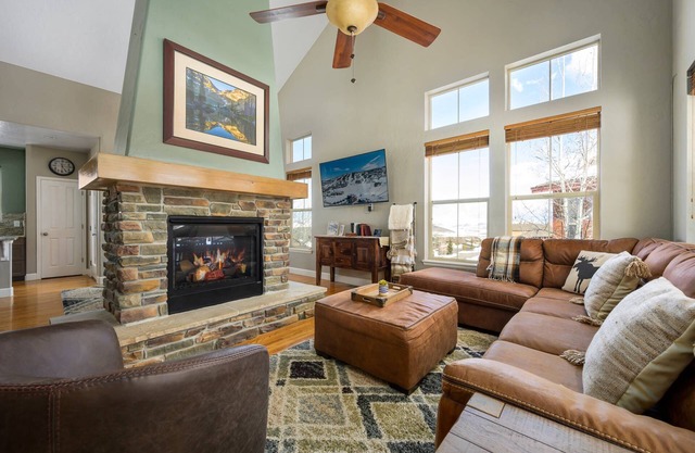 Epic Ski In/Ski Out Location, Hot Tub, Open Layout w/Plush and Cozy Setting, Home Sits on Slopes