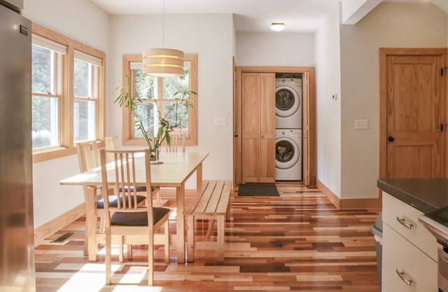 Epic Views! Immaculate Modern Cabin Just 10 Min. From Downtown!