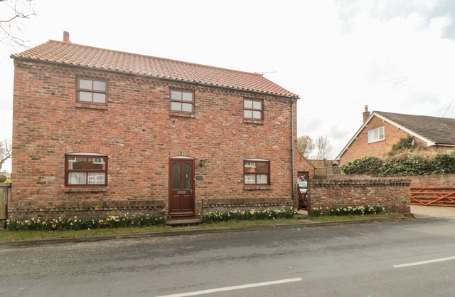 ERIC HOUSE, family friendly, with open fire in Filey