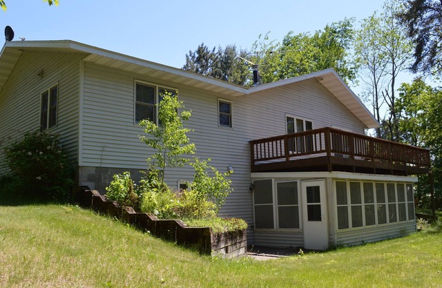 ESCAPE AT THE LAKE, relax and enjoy your stay in this immaculate LAKE HOME!