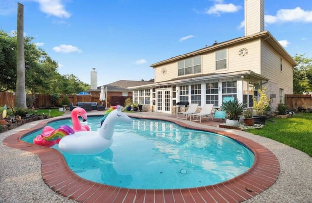 Escape Haven: Pool, Backyard Bliss, Sunroomnn