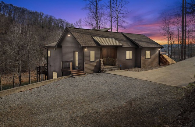 Escape Klaus-4 Bedroom/4 Bath sleeps 16 Quiet Deep Cove with 2 Slip Covered Dock