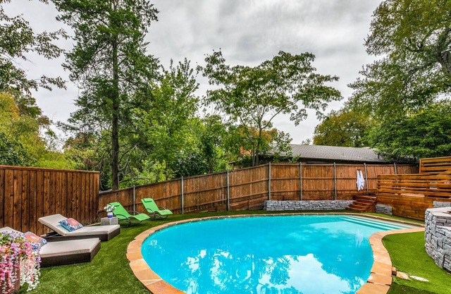 Escape to a Private Oasis-near Downtown and White Rock Lake