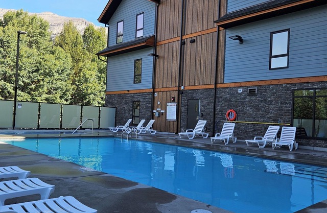 Escape to the Canadian Rockies Retreat! Large Family Sized Condo near Canmore!