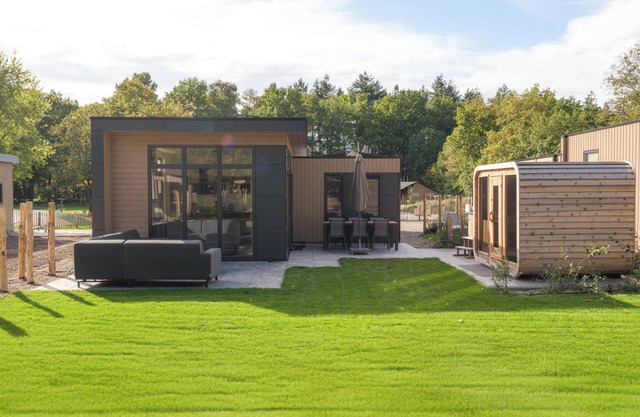 Essenburgh: Spacious and stylish home for 6 people with three bedrooms, a modern kitchen, a cozy outdoor space, and a private hot tub for ultimate relaxation. Enjoy luxury and nature in the Veluwe.