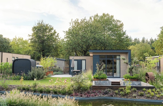 Essenburgh: Spacious and stylish home for 6 people with three bedrooms, a modern kitchen, a cozy outdoor space, and a private hot tub and sauna for ultimate relaxation. Enjoy luxury and nature in the Veluwe.